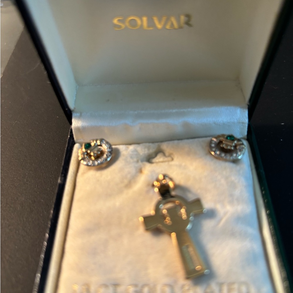 18K Gold Plated Jewelry Set with Green Accents - Picture 2 of 7